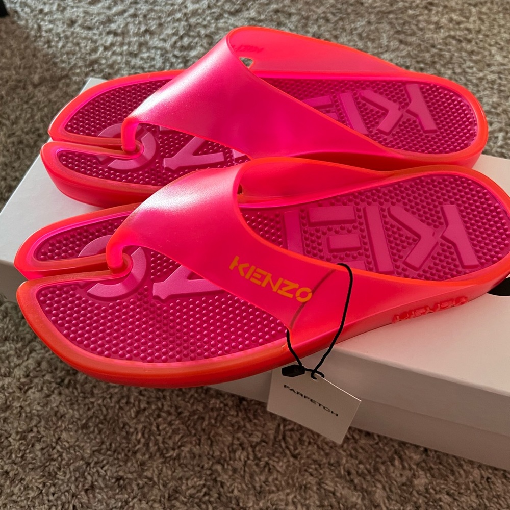 Beautiful Kenzo K- Beach Flip Flops for sale 💗🧡